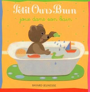 Marie AUBINAIS : Petit ours brun joue dans son bain